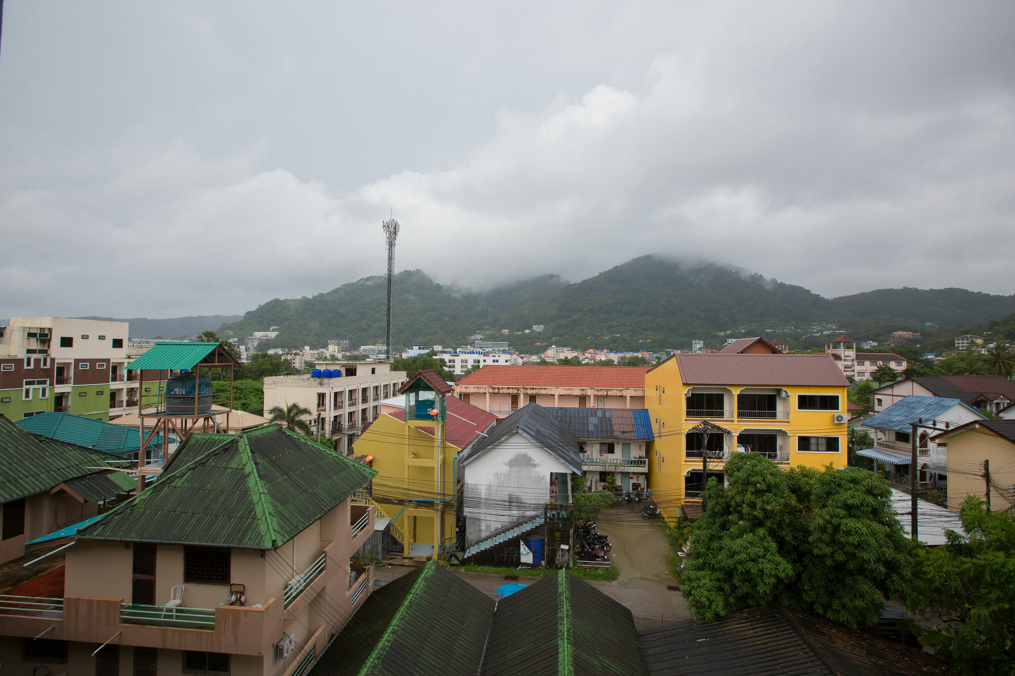 Chusri Hotel Patong Esterno foto