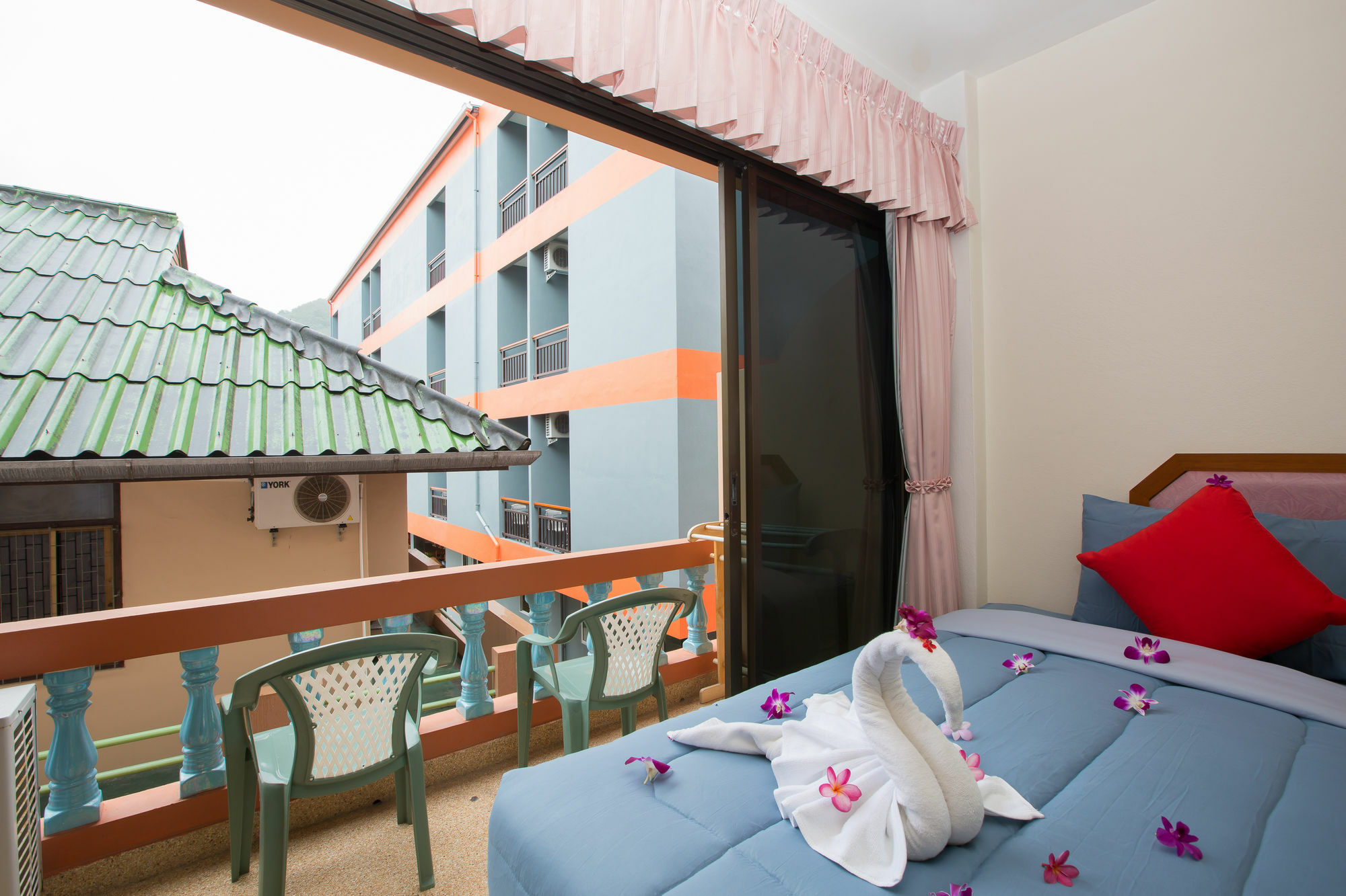 Chusri Hotel Patong Esterno foto