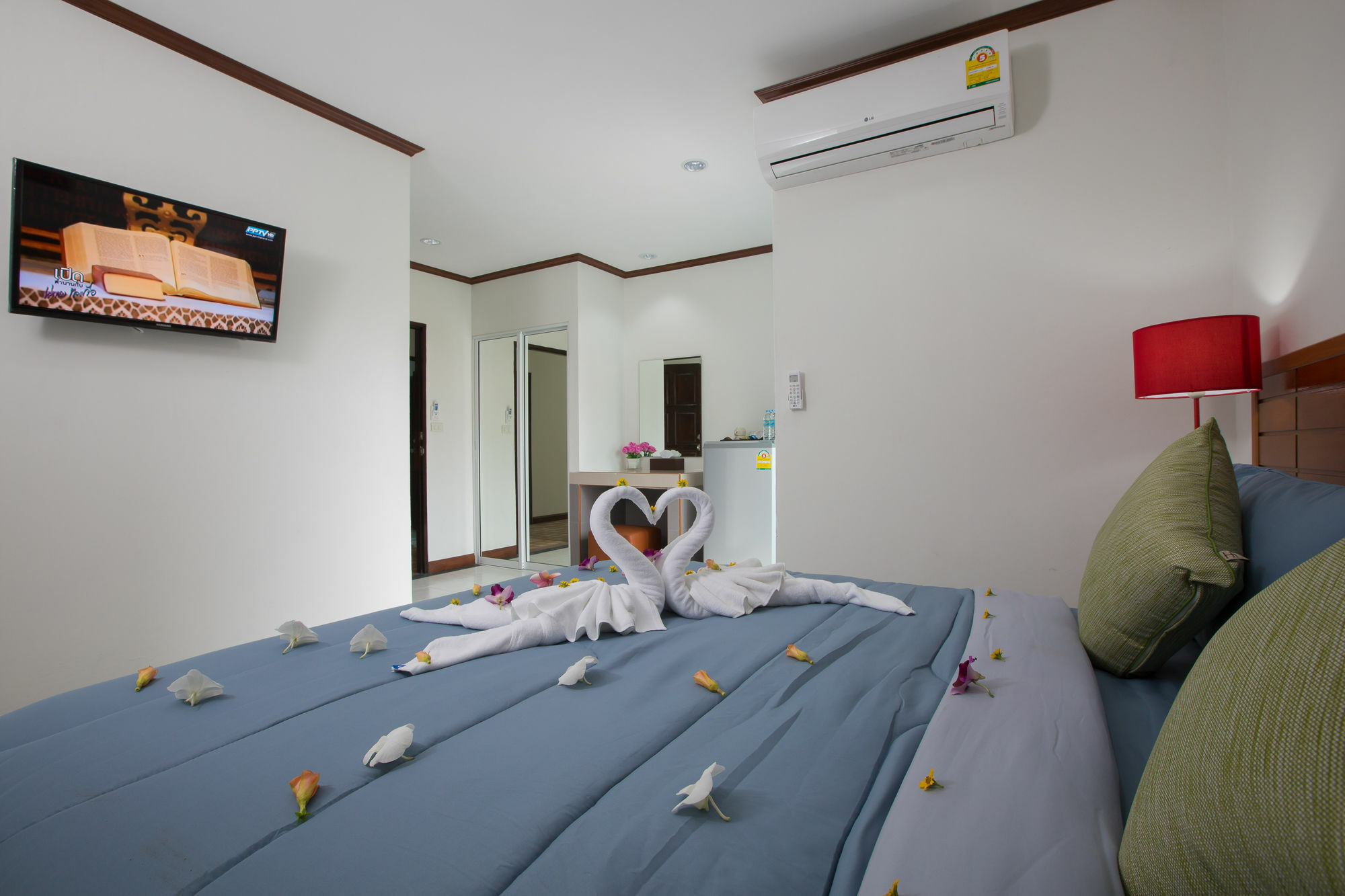 Chusri Hotel Patong Esterno foto